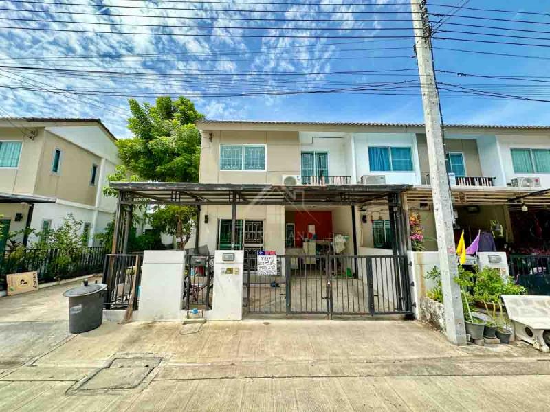 BHL705ทาวน์โฮม 2 ชั้น หมู่บ้าน พฤกษา 112 สถานีรถไฟฟ้าคลองบางไผ่ - บางใหญ่ รีโนเวทใหม่ที่ตั้ง :  ถนน จันทร์ทองเอี่ยม บางแม่นาง อำเภอบางใหญ่ นนทบุรี 11140รายละเอียด- ขนาดที่ดิน 20.9 ตร.ว. พื้นที่ใช้สอย 95 ตร.ม. - 3 ห้องนอน 2 ห้องน้ำ - ครัวต่อเติมแล้ว 1 ห้อง เคาเตอร์พร้อมใช้งาน- ต่อเติมหลังคาโรงจอดรถ จอดได้ 2 คัน- พื้นชั้นล่าง แกรนนิโต้ - พื้นชั้นบน ลามิเนต- รีโนเวทใหม่หมด พร้อมหลังคาโรงร