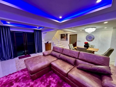 TEL : 092-288 9359 คุณดนิตาLine : https://line.me/ti/p/yxo92dHWP1ให้เช่าบ้านเดี่ยว 2 ชั้น ใกล้ชายหาด พัทยาจอมเทียนซอย11 พื้นที่ 85 ตรว. 3 นอน 3 ห้องน้ำ 1 ห้องครัว บ้านแบบโมเดล เฟอร์นิเจอร์ครบครัวยุโรป สวนใหญ่ใกล้ชายหาด พัทยา จอมเทียนซอย 11 ห่างจากชายหาด 150 เมตร จากชายหาดใกล้ ร้านกาแฟ 7-11 ซุปเปอร์มาร์เก็ตชั้นนำ ร้านอาหารตลาดเปิดจอมเทียน มากมายเงื่อนไขในการเช่า (สัญญาเช่า 1 ปี)ล่วงหน้า 1 เดือน ประกัน 2 เดือ