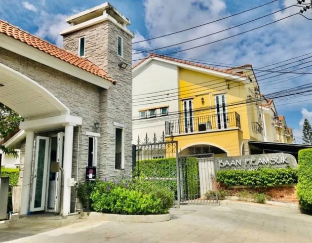 LVpop53016 ขาย Townhome บ้านเปี่ยมสุข ทัศคานี พัฒนาการ 44 ใจกลางเมืองเดินทางสะดวก 15 นาทีถึงเอกมัย ทองหล่อ ใกล้จุดขึ้นลงทางด่วนราคาขาย : 4.39 ล้านบาท (ค่าโอนคนละครึ่ง)ที่ตั้ง : ซอยพัฒนาการ 44 ถนนพัฒนาการ แขวงสวนหลวง เขตสวนหลวง กทม.ชื่อโครงการ : บ้านเปี่ยมสุข ทัศคานี พัฒนาการ 44 Baan Pieamsuk Tuscany Pattanakarn 44รายละเอียด : - เนื้อที่ 20 ตร.ว. - พื้นที่ใช้สอย 120 ตร.ม. - 3 ห้องนอน - 2 ห้องน้ำ - Walk in closet : built-in- แอร์ 4 ตัว เฟอร์