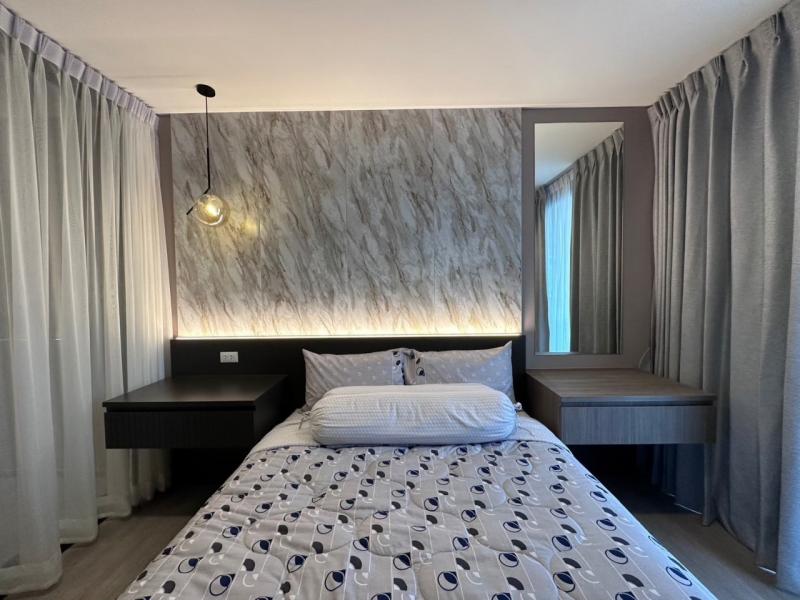 ขาย (For Sale) คอนโด ชั้นสูง วิวกลางคืนสวยมาก : เดอะ ไลน์ พหลโยธิน อาคาร B (The Line Phahonyothin Park B) ประเภท : 1 ห้องนอน 1 ห้องน้ำ พื้นที่ : 36.9ุ6 ตรม. เฟอร์นิเจอร์ : ครบทิศ : ใต้ ราคาขาย : 4,850,000 บาทค่าโอน = 50:50สิ่งอำนวยความสะดวก -Swimming Pool/สระว่ายน้ำ -Gym/ยิม -Co-Cooking Studio/สตูดิโอทำอาหารร่วม -Co-Living Lounge /เลานจ์ -Floating Nest / Rooftop Garden /สวนลอยฟ้า -Co-working Space /ห้องทำงานร่วมกัน -Co-Playing Space /ห้องเด็กเล่น -Photo Studio /สตูดิโอถ่ายภาพ ทำเล ???? 300 เมตรจาก BTS ห้าแยก