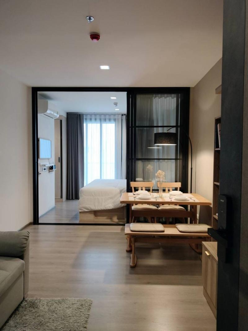 ขาย /For Sale ⚡Welcome Co Agent⚡คอนโด : เดอะ ไลน์ พหลโยธิน อาคาร B (The Line Phahonyothin Park B) ประเภท : 1 ห้องนอน 1 ห้องน้ำ พื้นที่ : 40 ตรม. เฟอร์นิเจอร์ : ครบ ทิศ : ใต้ราคาขาย : 5,790,000 บาท (ต่อรองได้)Selling Price 5,790,000THB.ค่าโอน = 50:50 สิ่งอำนวยความสะดวก -Swimming Pool/สระว่ายน้ำ -Gym/ยิม -Co-Cooking Studio/สตูดิโอทำอาหารร่วม -Co-Living Lounge /เลานจ์ -Floating Nest / Rooftop Garden /สวนลอยฟ้า -Co-working Space /ห้องทำงานร่วมกัน - Co-Playing Space /ห้องเด็กเล่น -Photo Studio /สตูดิโอถ่ายภาพ ทำเล ???? 300 เมตรจาก BTS ห้าแย