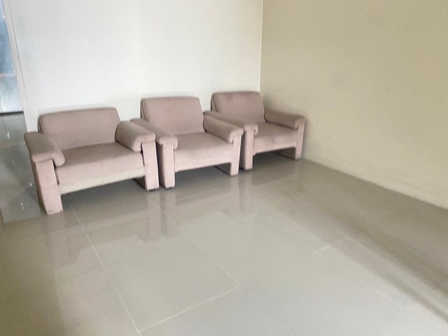 ขายอาคารพาณิชย์ 1 คูหา ตรงข้ามซอยรามคำแหง 164 และ 166 มีที่จอดรถด้านหน้าอาคารได้หลายสิบคัน ติดสถานีรถไฟฟ้าสายสีส้มเพียง 70 เมตร