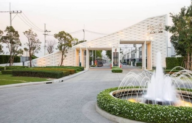 LVpop53025 ให้เช่าทาวน์โฮม 2 ชั้น พลีโน่ พหลโยธิน-รังสิต Pleno Phaholyothin-Rangsit พร้อมเข้าอยู่ราคาเช่า : 18,000 บาท/เดือน (ล่วงหน้า 1 เดือน + ประกัน 2 เดือน)ที่ตั้ง : ถนนพหลโยธิน ตำบลคลองหนึ่ง อำเภอคลองหลวง จังหวัดปทุมธานี 12120ชื่อโครงการ : พลีโน่ พหลโยธิน-รังสิต Pleno Phaholyothin-Rangsitรายละเอียด : - 3 ห้องนอน - 2 ห้องน้ำ- 1 ห้องนั่งเล่น - 1 ห้องครัว- ที่จอดรถ 2 คัน- ผนังกันเสียง 2 ห้องนอน- แอร์ 3 เครื่อง-  เตียง 2- โต๊ะทำงาน 2