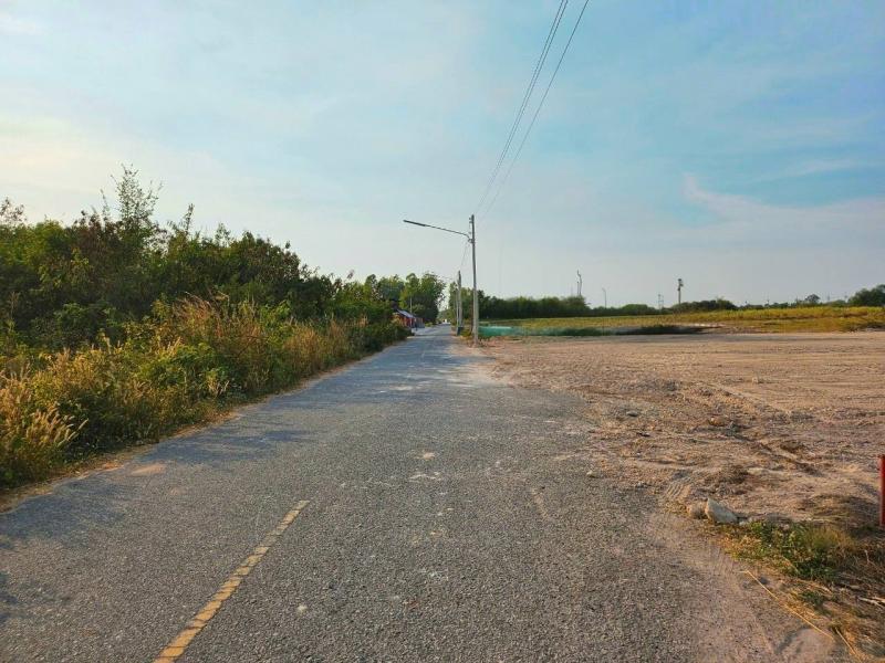 ขายด่วนที่ดินหนองบอนแดงชลบุรี บนเนื้อที่ 3 ไร่  ที่ดินผังสีเหลือง  หน้ากว้างประมาณ 60 เมตร  ถนนกว้าง. 6. เมตร มีน้ำไฟหน้าที่ดิน