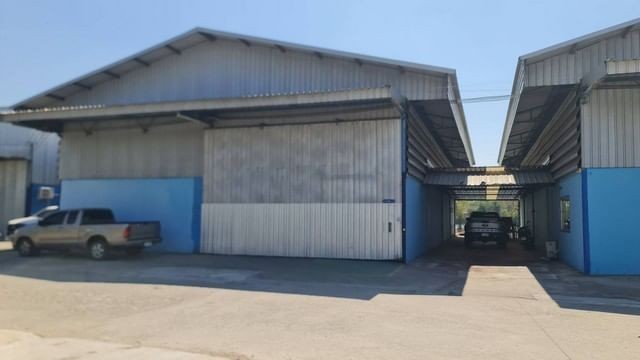 ให้เช่าโกดัง / โรงงาน ใกล้นิคมอมตะนคร ถ.สุขประยูร ต.หนองตำลึง อ.พานทอง จ.ชลบุรี รหัส AOM 1623- พื้นที่ใช้สอย 392  ตรม. -น้ำประปา - ไฟฟ้า3เฟส พร้อม -ด้านในอาคารมีห้อง office กั้น2ห้อง - ค้านนอกอาคารมีห้องพนักงาน3ห้อง - ค้านหลังอาคารต่อหลังคาและลูกกรงกั้นไว้ใช้สอยได้- ขอ รง 4 ได้สิ่งอำนวยความสดวกที่ - การเดินทางสดวก-ใกล้นิคมอมตะนคร-Robinson-lifestyleอมตะ-Jas Villageอมตะค่าเช่า 32,000 บาท ประกัน 2 เดือน ล่