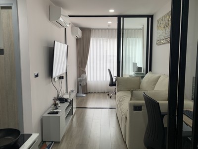 คอนโดห้องมุมแปลนห้องหายาก !! ขายถูกคอนโดโซโห Soho bangkok รัชดาห้วยขวางขนาด 35.24 ตร.ม. ชั้น 6 ฟังก์ชันครบราคาดีที่สุด ใกล้ MRT ห้วยขวางแค่ 200 ม. ปล่อยเช่าดีมากๆ อยู่เองทำเลก็เยี่ยม !!.Location : SOHO Bangkok Ratchadahttps://maps.app.goo.gl/TbpiwBVNit3Es1Ti7?g_st=com.google.maps.preview.copy.พัฒนาโครงการโดย : บริษัท ออริจิ้น พร็อพเพอร์ตี้ จำกัด (มหาชน).รายละเอียดห้องชุด : ขนาด 35.24 ตร.ม.- ห้องชุด 1 ห้องนอนขนาด- ชั้น 6 หันไปทิศเหนือ- ห้องแบ่งลงตัวเป็นสัดส