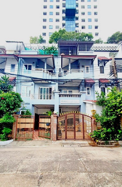 AIRBNBBTS ให้เช่าโฮมออฟฟิต4 ชั้้ัน 5 นอน  พหลโยธิน 24 300 ม. เมเจอร์ รัชโยธิน 400 ม. 18 ตร.วา.230 ตร.ม.รร.นานาชาติเซนต์ สตีเฟ่นส์ 2.3 กม.