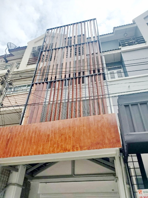 ทาว์นโฮม 4 ชั้น สวนสยาม 1.5 กม. รร.นานาชาติฮีทฟิลด์ 3.6 กม. ถูกที่สุดในโลก  รีโนเวทใหม่ 3 นอน  ทำเป็นโฮมออฟฟิศ   18 ตร.ว.288 ตร.ม.