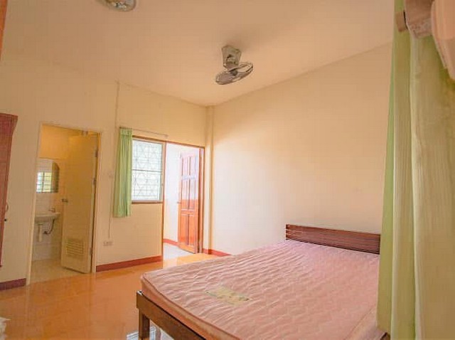 ห้องเช่านงลักษณ์แมนชั่น อุบล ตั้งอยู่ใจกลางเมืองอุบลราชธานี ราคาห้องแอร์ 3500 และพัดลมเริ่มต้นที่ 2,800 บาท