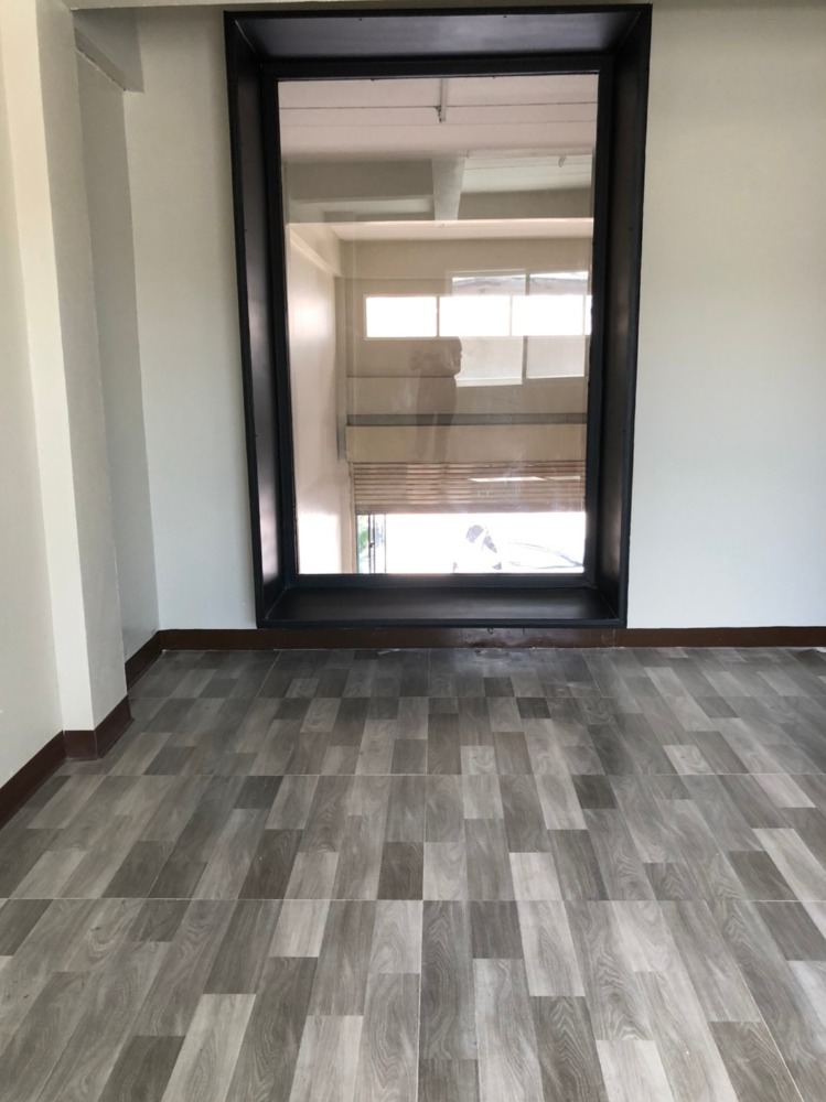 ขายอาคารพาณิชย์ 3.5 ชั้น Renovate ใหม่ ใกล้รถไฟฟ้าหลักสี่ และไอทีสแควร์