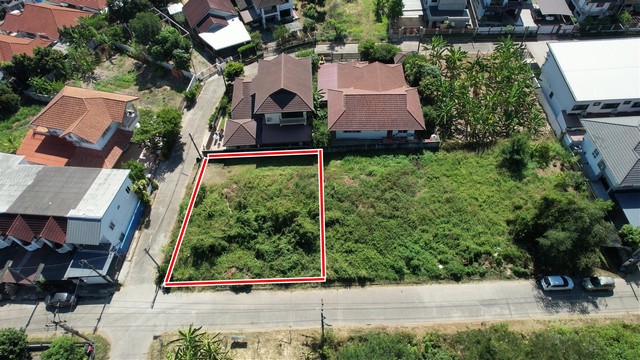 ประกาศขายที่ดินเปล่าแปลงมุม 112 ตรว. อ.เมืองเชียงใหม่ทำเลดีเยี่ยม  - ใกล้ โรงพยาบาลลานนาเพียง 3 กม.  - ใกล้ สถานีตำรวจภูธรช้างเผือก เพียง 2.5 กม.  - ใกล้ ห้างเมญ่า เชียงใหม่ เพียง 4 กม.  - ใกล้ ร้านกาแฟ Keep in Touch เพียง 1 กม.  ราคาขาย: 3.2 ล้านบาท รายละเอียด:  - ที่ดินเปล่าเชียงใหม่แปลงนี้เป็น ที่ดินแปลงมุม ที่ตั้งอยู่ใน ทำเลทอง เดินทางสะดวก ใกล้สิ่งอำนวยความสะดวกมากมาย  - เหมาะสำหรับ ป