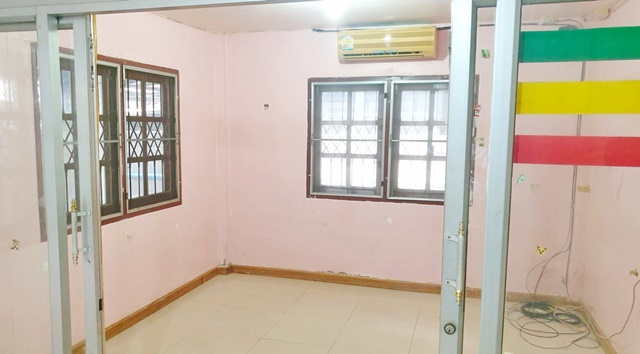 ตลาดนัดเลียบด่วน 2.1 กม. MRT รามอินทรา กม.6 1.3 กม. โลตัส รามอินทรา40 300ม.บ้าน 2ชั้น 3นอน 45ตร.วา.180 ตร.ม.เฟอร์ครบ 3แอร์