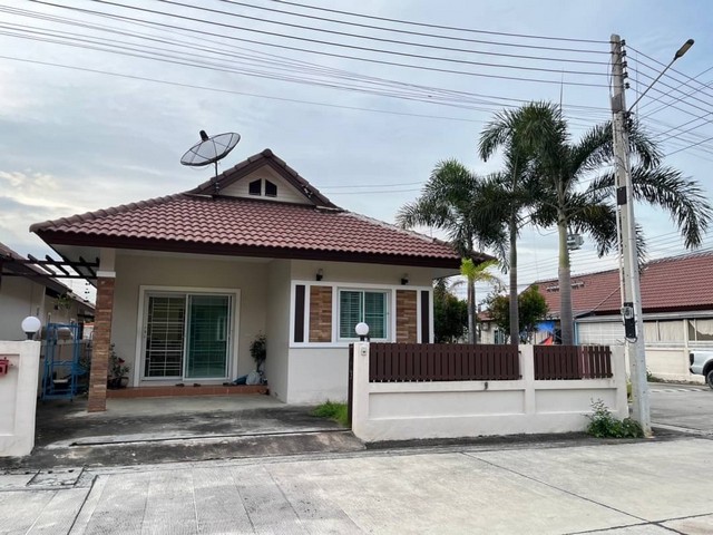 ขายบ้านแฝด สไตล์บ้านเดี่ยว 1 ชั้น โรงโป๊ะ-ตะเคียนเตี้ย ทำเลดี บ้านยังใหม่โทร. 095-196-4242 (คุณจุ๊)Line ID : jll689FB page : https://www.facebook.com/ChulaluckHomeliving/ที่ตั้ง มบ.ลภัสรดา 5 ( โรงโป๊ะ-ตะเคียนเตี้ย) ทำเลดี ติดถนน ลมพัดเย็นสบาย เงียบสงบ- เนื้อที่ 39.50 ตารางวา- มี 2 นอน 2 น้ำ 1 ที่จอดรถ- อายุบ้านเพียง 5 ปี- ถนนในหมู่บ้านกว้าง 10-12 เมตรขายราคา 2.30 ล้านบาท (โอน 50/50) แถมฟรี  - เหล็กดัด+มุ้งลวด  - ผ้าม่าน  - แอร์ 2 เครื่อง  - โซฟา / ตู