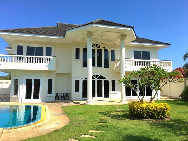 ขายบ้านหรู พร้อมสระว่ายน้ำ บนเนื้อที่ส่วนตัว มีความเป็นส่วนตัว  อยู่ในชุมชน ใกล้หาดบางเสร่ ใกล้ตลาด เดินทางเข้า-ออก สะดวก เหมาะเป็นบ้านพักตากอากาศโทร. 095-196-4242(คุณจุ๊)Line ID : jll689พิกัด บางเสร่ฝั่งทะเล สัตหีบ ชลบุรีรายละเอียด- เนื้อที่ขนาด 1 ไร่ 3 ตารางวา- 5 ห้องนอน 6 ห้องน้ำ มีจากุชชี่- 1 ห้องออฟฟิต- 2 ครัวยุโรป- มีระเบียงกว้าง- มีบ้านรับรอง 1 หลัง 2 ห้องนอน 1 ห้องน้ำราคาขาย 33 ล้