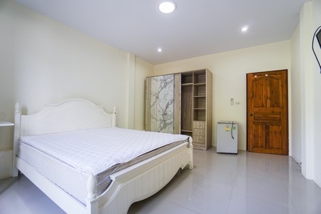 ขายด่วนอาคารพาณิชย์ 3 ชั้น ติดถนนใจกลางเมือง ตำบลบ่อผุด อำเภอเกาะสมุย จังหวัดสุราษฎร์ธานี