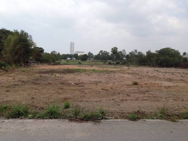 TEL : 092-288 9359 คุณดนิตาLine : https://line.me/ti/p/yxo92dHWP1รายละเอียด : เนื้อที่ดินขนาด 5-3-93 ไร่ (2,393 ตรม.)ทำเลที่ตั้ง:- ห่างจากหาด 460 ม- ห่างจากถนนสุขุมวิท 420 ม- ห่างจาก รร ซันเซ็ทปาร์ค 200 ม- ใกล้หาดบ้านอำเถอ หาดบางเสร่สถานที่ใกล้เคียง:- สวนน้ำรามายณะ- สวนนงนุช พัทยา- พระพุธรูปเขาชีจรรย์- วัดญาณสังวรารามวรมหาวิหาร- ร้านอาหารหมุมอร่อยสาขาโคโม่- ร้านอาหาร Castello Di Bellagio PattayaF-AFS 