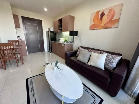 TEL : 092-288 9359 คุณดนิตาLine : https://line.me/ti/p/yxo92dHWP1ให้เช่าคอนโด เดอะ สกาย คอนโด ศรีราชา พื้นที่ 35 ตรม. ชั้น 10ขนาด 1 ห้องนอน 1 ห้องน้ำ เฟอร์นิเจอร์ตกแต่งครบชุด สิ่งอำนวยความสะดวกทีวี เครื่องซักผ้าฝาหน้า ตู้เย็นแบบ 2 ประตู เครื่องทำน้ำร้อน เตาไฟฟ้าพร้อม เครื่องดูดควัน ไมโครเวฟ ทำเลดีมาก เป็นใจกลางย่านเศรษฐกิจของ ศรีราชา ใกล้- ติดกับห้างสรรพสินค้า อิออนมอล MaxValue อัสสัมชัญ - โรงเรียนอัสส