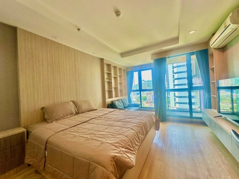 TEL : 092-288 9359 คุณดนิตาLine : https://line.me/ti/p/yxo92dHWP1ให้เช่า ลัดดาพลัส คอนโดศรีราชา ใกล้ห้างโรบินสัน ทำเลดี การเดินทางสะดวก รายละเอียด : ขนาดห้อง 35 ชั้น 9 ตึก 2วิวเมือง วิวสระว่ายน้ำ ห้องสตูดิโอ 1 ห้องน้ำ พร้อมเฟอร์นิเจอร์ และเครื่องใช้ไฟฟ้าครบ สิ่งอำนวยความสะดวก : ลิฟต์ ที่จอดรถ ฟิตเนส สระว่ายน้ำ การรักษาความปลอดภัย 24 ชั่วโมง สถานที่ใกล้เคียง : - ใกล้ห้างโรบินสันศรีราชา - ใกล้สวนสุขภา