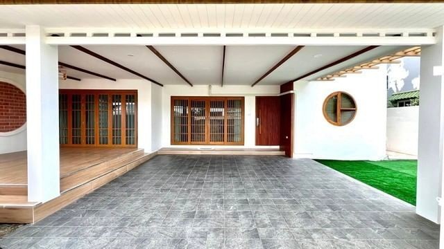 ขายบ้านเดี่ยว หมู่บ้านพัทยาวดี2  ซอยสยามคันทรี ใกล้ตลาดไร่วนาสินธุ์ บางละมุง  ชลบุรีรหัส AOM 1642ผ่อนตรงได้ รายละเอียดคุยกันค่ะเนื้อที่ 66 ตรว.4 ห้องนอน2 ห้องน้ำ1 ห้องครัว1 ห้องอเนกประสงค์-ประตูรั้วรีโมท-ประบ้านบ้านดิจิตอลล็อค-กล้องวงจรปิด4ตัว-เฟอร์ตามรูปไม้สักแท้-แอร์4ตัว-โซฟารับแขก-ตู้เย็น-เตาแก็ส-ฮู๊ด-บิ้วอินห้องครัวราคา 5.99 ลบ.   ค่าโอน50/50สนใจติดต่อ คุณต๋อย   086 - 542-7078ID: