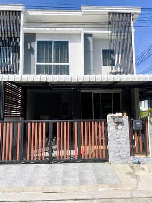 บ้านหลังมุม! ต่อเติมจัดเต็ม!! ขาย ทาวน์เฮ้าส์หลังมุม หมู่บ้าน พฤกษาไพร์ม สถานีรถไฟฟ้าบางพลู 24 ตร.ว. เดินทางสะดวกมาก ใกล้รถไฟฟ้าสายสีม่วง ใกล้ถนน บางกรวย-ไทรน้อย ถนนราชพฤกษ์ ถนนรัตนาธิเบศร์ .ที่อยู่:  หมู่บ้าน พฤกษาไพร์ม สถานีรถไฟฟ้าบางพลู  ต.บางรักใหญ่ อ.บางบัวทอง จ.นนทบุรี.รายละเอียด  - ทาวน์เฮ้าส์ 2 ชั้น ต่อเติมข้างบ้าน หลังบ้านแล้ว ไม่ทรุด สภาพโครงสร้างดี- ที่