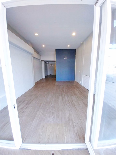 รร.นานาชาติ ร่วมฤดี ราชพฤกษ์ 1.7 กม.  ร้านนวดเดิม อาคารพาณิชย์ 4.5 ชั้น ติดถนนใหญ่  6นอน 6น้ำ  เดอะวอล์ค ราชพฤกษ์ 500 ม. 20ตร.วา. 322 ตร.ม.