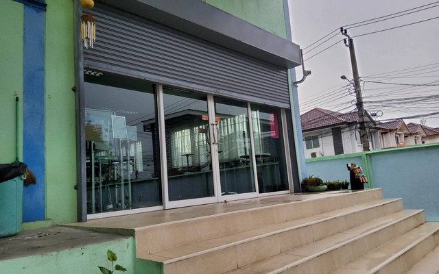 ให้เช่าหรือขายอาคารออฟฟิศสำนักงานพร้อมโกดัง รับน้ำหนักได้มาก	มีห้องพักคนงาน ติดถนนเมืองนนทบุรี