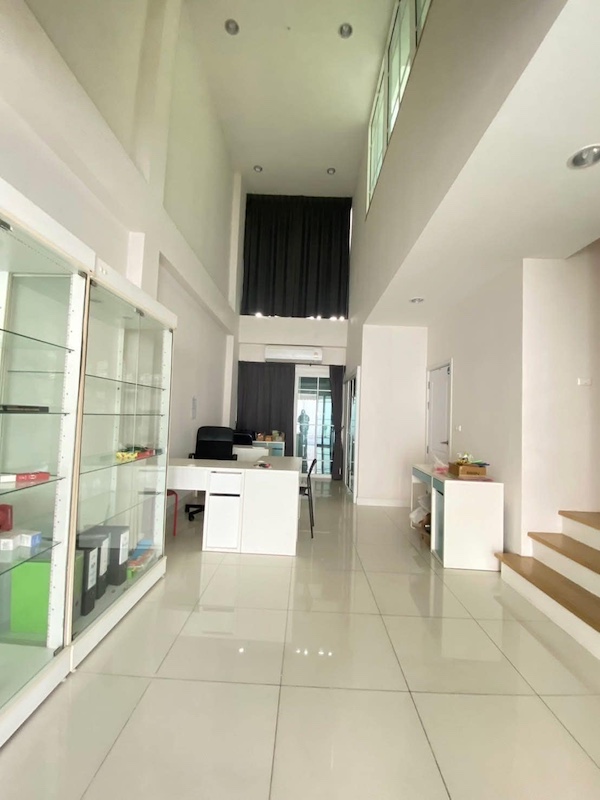 BS941 ขาย ทาวน์โฮม 4 ชั้น เดอะ มาสเตอร์ แอท บีทีเอส อุดมสุข (The Master @BTS Udomsuk) ทำเลดีเยี่ยม: ห่างจาก BTS สถานีอุดมสุขเพียง 2 กม.