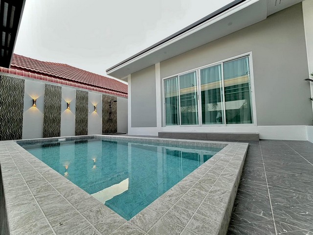 AOM 1647บ้านเดี่ยวพร้อมสระว่ายน้ำ ติดถนนเส้นหลัก โซนห้วยใหญ่   ทำเลดี แหล่งชุมชน  เดินทางสะดวก   เพียง 6,990,000  ตกแต่งพร้อมอยู่ สไตล์โมเดิร์นลักชูรี่แถม ใช้ไฟฟ้า และ เฟอร์นิเจอร์ บิ้วอินทั้งหลัง  3 ห้องนอน 3 ห้องน้ำ  พื้นที่ 65 ตารางวา จอดรถในบ้าน 2 คัน บ้านหลังมุม  ค่าโอนค่าภาษี ทั้งหมดฝ่ายละ50:50สนใจซื้อ ทำสัญญาจองเพียง 200,000 โอนกรรมสิทธิ์ภายใน30-45วัน ติดต่อขอรูปและรายละเอียด