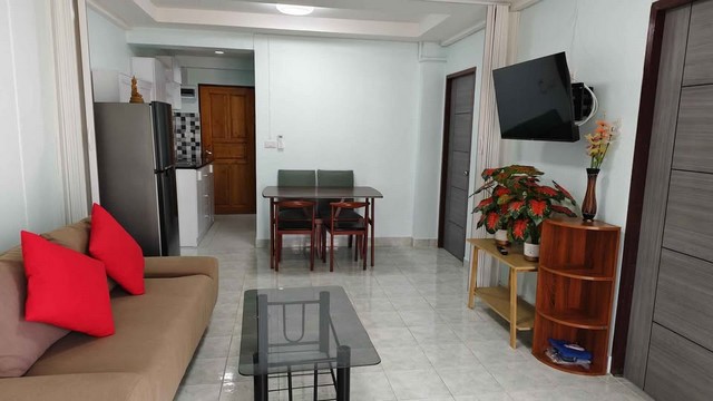 AOM 1646ริมหาดจอมเทียน คอนโดมิเนี่ยม  ตึกA3 ชั้น 3 รีโนเวทใหม่  ขนาด 51 ตรม  เหมาะสำหรับครอบครัวเล็ก  2 ห้องนอน  เตียง 3.5 และ5 ฟุต  1 ห้องน้ำ 1 ห้องครัว1 ห้องนั่งเล่น  แอร์ 3 ตัว มีเครื่องซักผ้า  smart TV ขนาด 43 นิ้ว ตู้เย็น2 ประตู, ไมโครเวฟ, เตาไฟฟ้า กาน้ำร้อน, ถ้วยจานชามช้อน โต๊ะทานอาหาร 4 ที่นั่ง  โซฟาเบด ชั้นวางของ ชั้นวางรองเท้า โต๊ะเครื่องแป้ง,ตู้เสื้อผ้า   หิ้วกระเป๋าใบเดียวเข้าอยู่