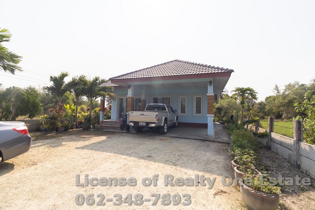 M 9079ขาย ที่ดิน พร้อมบ้าน ต.หัวสำโรง อ.แปลงยาว จ.ฉะเชิงเทรา บรรยากาศบ้านสวนรายละเอียด• บ้านชั้นเดียว 2 หลัง (สร้างใหม่ 1 หลัง)• เนื้อที่ 200 ตรว. บรรยากาศดีมาก บ้านสวยพร้อมอยู่• 3 นอน 3 น้ำ 1 แอร์  / พื้นที่จอดรถได้หลายคัน• หลังบ้านมีพื้นที่ทำสวนขนาดใหญ่ ร่มรื่น• หน้าบ้านหันทิศเหนือ แดดไม่ร้อน• ราคานี้พร้อมโอนทำเลที่ตั้ง• จากถนน 3121 ผ่านเทศบาลแปลงยาว / เลี้ยวซ้ายเลียบคล