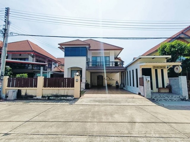 ขายบ้านเดี่ยว 2 ชั้น หลังใหญ่ เนื้อที่เยอะ มบ.คันทรีปาร์ค3 ใกล้จตุจักรชลบุรี ใกล้ทะเลบางแสน ใกล้ ม.บูรพา ห้วยกะปิ เมืองชลบุรีโทร. 095-196-4242 (คุณจุ๊)Line ID : jll689 FB page : https://www.facebook.com/ChulaluckHomeliving/รายละเอียด- เนื้อที่ 72.50 ตารางวา / พื้นที่ใช้สอย 310 ตารางเมตร- 3 ห้องนอน 3 ห้องน้ำ- จอดรถได้  4 คัน- หน้าบ้านมีต่อเติมร้านเป็นคาเฟ่- ทิศเหนือ1.ต่อเติมห้องพระ2.ต่อเติมห้องเก็บของ3.เครื่องปรับอากาศ 6 ตัว4.เคร