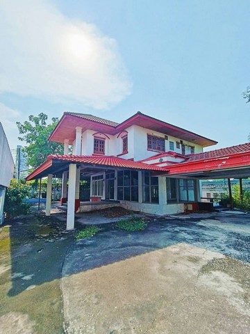 ขายบ้านเดี่ยว 2 ชั้น บ้านนอกโครงการ ไม่มีค่าส่วนกลาง ขายบ้านตามสภาพ ห่างจากเซ็นทรัลชลบุรีเพียง 450 เมตร ใจกลางเมืองชลบุรี หลังโลตัสชลบุรีรีบจองด่วนก่อนปรับราคา!!โทร. 095-196-4242 (คุณจุ๊)Line ID : jll689FB page : https://www.facebook.com/ChulaluckHomeliving/รายละเอียด- เนื้อที่ 109 ตารางวา- 3 ห้องนอน 4 ห้องน้ำ 1 ห้องแม่บ้าน มีห้องน้ำในตัว- โครงสร้างแข็งแรง- ภายในเป็นพื้นกระเบื้องอย่างดี สภาพดีราคา 5.8 ล้านบาทเท่านั้นค