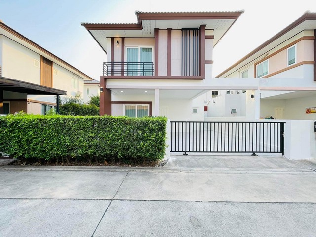 AOM 1651หมู่บ้านภัททาเลจ ซอยสยามบ้านเลขที่ 150/71 บ้านเดี่ยว 2 ชั้น ราคา 4,990,000 บาท ค่าโอน + ภาษี 50:50 บ้านเดี่ยว 2 ชั้น 3 ห้องนอน 3 ห้องน้ำ  ขนาดพื้นที่ 40 ตารางวา เฟอร์นิเจอร์ติดม่านทั้งหลัง ห้องนั่งเล่นและห้องครัวเตาฮูดดูดควัน โซฟา 3 ที่นั่งและของตกแต่งทุกชิ้นปูพื้น spc คลิ้กล็อคโครงมีสระว่าย สนามเด็กเล่น ฟิตเนส รปภ 24 ชั่วโมงค่าส่วนกลางเดือนละ 1,400 บาทติดต่อขอรูปและรายละเอียดเ