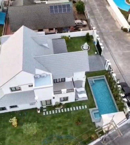 AOM 1650หมู่บ้านนทีกานต์ปาร์ควิวภายในตัวบ้านใหญ่4 ห้องนอน5ห้องน้ำ1ห้องรับแขก1 ห้องทำงานครัวยุโรป และครัวไทยระเบียงพักผ่อนหน้าห้องทำงานบ้านเล๊ก2ห้องนอน 1 ห้องน้ำครัวไทย ครัวฝรั่งพื้นที่ใช้สอย 446ตรมพื้นที่ดิน 176ตารางวาสระว่ายน้ำ 10x4 ระบบเกลือ พร้อมจากุซซี่ลึก 1เมตร สโลบ 150ที่จอดรถ 4 คันในบ้าน 3 คันหน้าบ้านแถมแอร์ 5 ตัวปั้มน้ำถังเก็บน้ำ 2 แท้งค์ตู้เย็นเตาอบซื่อคนไทย