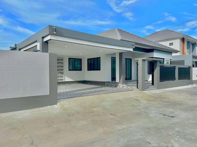 AOM 1649ขายเพียง 5,500,000  ค่าโอน ภาษี 50:50 เงื่อนไขราคาเงินสด  หรือยื่นกู้ธนาคาร รับเงื่อนไขผ่อนตรงผ่อนตรงกับเจ้าของ บ้านสร้างใหม่ มือ1ดาวน์เพียง 1,500,000 ล้าน  บ้านเปล่า พร้อมสระว่ายน้ำ     ราคาผ่อนตรง Vาย 5,990,000 บาท หน้าบ้านยาวมากกก  35 เมตร ทำเลที่ตั้ง โป่ง เดินทางไปอ่างมาบประชัน 5 นาทีเงื่อนไขผ่อนตรง ดาวน์เพียง 1,500,000 ผ่อนขั้นต่ำ 50,000/เดือน ดอกเบี้ย 7% ต่อปี ลดต้น ลดดอกระยะสัญญาผ่อน 3ป