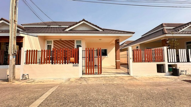 AOM 1648ให้เช่า บ้านพร้อมอยู่บ้านเดี่ยว 1ชั้น ซอยสยามคันทรีคลับหมู่บ้านโชคชัย 10 พัทยา กลาง20,000/ดมีสัตว์เลี้ยง22,000-เข้าอยู่ ล่วงหน้า 1 ประกันมัดจำ 2สัญญารายปี2นอน 2น้ำ พื้นที่40ตรม.เฟอร์ เครื่องใช้ไฟฟ้าพร้อมอยู่ส่วนกลาง สระว่ายน้ำ สวนเดินเล่นติดต่อขอรูปและรายละเอียดเพิ่มเติม  สนใจนัดชมสถานที่จริงContact คุณต๋อม 081-925-2443   คุณต๋อย 086-542-7078LINE 081-925-2443   LINE 086-542-7078 อสังหาริมทรัพย์ ยินดีรับฝา