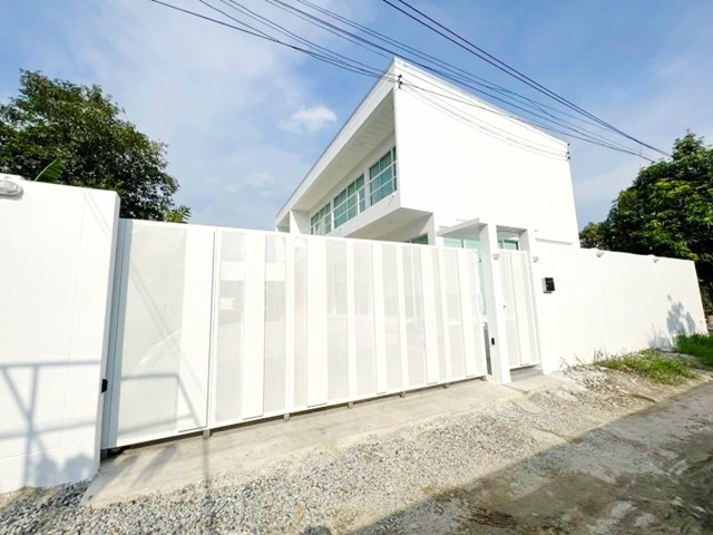 สนามบินสุวรรณภูมิ 3.8กม. บ้าน 5นอน โมเดิร์นมินิมอล เดอะ พาซิโอ มอลล์ 200ม. 2 ชั้น 80 ตร.วา. 350 ตร.ม. โรบินสัน ลาดกระบัง1 800ม.  