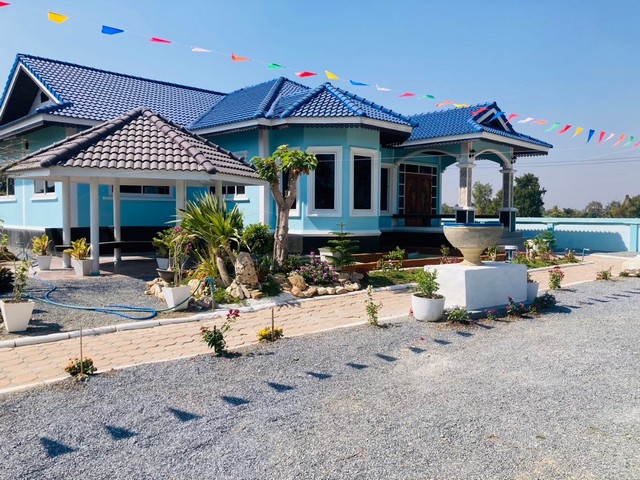 ประกาศขายบ้านเดี่ยวสวยพร้อมอยู่ ใจกลางสุพรรณบุรีทำเล: ตำบลบ้านโข้ง อำเภออู่ทอง จังหวัดสุพรรณบุรีขนาดที่ดิน: 2 ไร่ 1 งาน 26 ตารางวาราคา: 7.9 ล้านบาทรายละเอียดบ้านบ้านหลังใหญ่ 3 ห้องนอน 2 ห้องน้ำ 2 ห้องครัวเรือนรับรอง 2 หลัง (1 ห้องนอน 1 ห้องน้ำ)โกดัง 2 หลังโรงรถ 1 หลัง จุดเด่นทำเลติดถนน เหมาะแก่การค้าขายการคมนาคมสะดวกพื้นที่ไม่ท่วม สถานที่ใกล้เคียงโรงเรียนกกม่วง 1 กม.ว