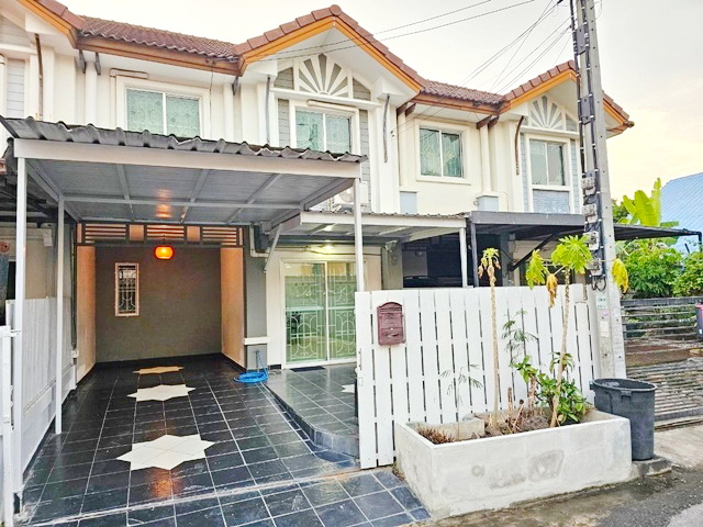 ให้เช่าทาวน์โฮม  2ชั้น รามอินทรา แฟชั่น ถ.พระยาสุเรนทร์17-25 ปัญญาอินทรา โลตัส 1 กม. 5 แอร์ 4นอน 21 ตรว.170ตร.ม. รร.นานาชาติกลอรี่สิงคโปร์ 