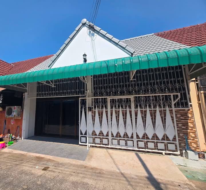 AOM 1656ขายบ้าน  ราคา1.89 ลบค่าโอน/ภาษี​ 50/50ทาวเฮาส์ชั้นเดียวบ้านเลขที่ 32/6923​ ตารางวา​3​ ห้องนอน​ 2​ ห้องน้ำพร้อมเฟอร์ตามรูปชุดห้องนอน6 ฟุต​ 2ห้องโซฟาทีวีแอร์12000btuฮูดดูดควัน/เตาแก๊สปั้มน้ำ/แท๊งน้ำเครื่องทำน้ำอุ่นเคาเตอร์บาร์โต๊ะทานข้าวพิกัดหมู่บ้านเจริญสุข 2หนองเกตุน้อย​ ติดถนนเส้น36​ถนน8เลนกระทิงลาย-ระยองบายพาสติดกับ​ slow Life Cafe​ ใกล้ตลาด​ ใกล้โรงเรียนเบญจศึกษาเดินทา