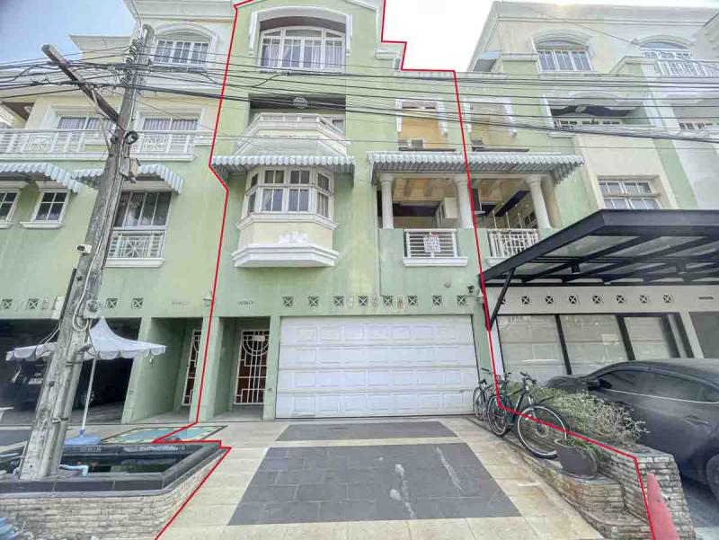 BHL915ทาวน์โฮม 4 ชั้น หมู่บ้าน การ์เด้น ซิตี้ ลากูน ประชาชื่น หลักสี่ มีชั้นครึ่งใต้ดินที่ตั้ง : 333/263 ซอย4 ซอยประชาชื่น10 แขวงทุ่งสองห้อง เขตหลักสี่(ดอนเมือง) กรุงเทพ 10210รายละเอียด- เนื้อที่ 31.7 ตร.ว. พื้นที่ใช้สอย 300 ตร.ม - 4 ห้องนอน 5 ห้องน้ำ  - 1 ห้องนั่งเล่น 1 ห้องรับแขก 1 ห้องทำงาน- 1 ห้องครัว 2 ห้องเอนกประสงค์ - 4 แอร์ 4 ระเบียง - หลังบ้านโซนสวนธรรมชาติ พร้อมประตูไฟฟ้า- 2 ที่จอดรถ หน้าบ