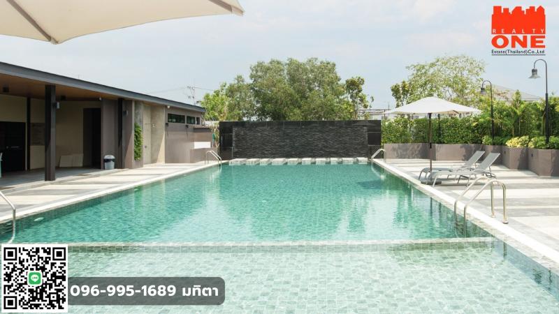 โครงการ : แฟมิลี่ซิตี้ พานทอง บ้านที่ตอบโจทย์ทุกไลฟ์สไตล์ของครอบครัว ด้วยทำเลคุณภาพ ใจกลางมาบโป่ง อ.พานทอง จ.ชลบุรี      ติดต่อ 096-995-1689 มทิตา    Line/Whatsapp 0969951689    E-Mail: Demillsrealtor@gmail.comราคาเริ่มต้นเพียง 1,590,000 บาทประเภท: ทาวน์เฮ้าส์ 2 ชั้น  พื้นที่: 22.2 ตารางวา | พื้นที่ใช้สอย: 94 ตารางเมตร  ฟังก์ชันครบครัน - 2 ห้องนอน กว้างขวาง  - 2 ห้องน้ำ ดีไซน์ทันสมัย  - 1 ห้องทำงาน รองรับการ Work from Home  - 1 ห้องนั่งเล่น เชื