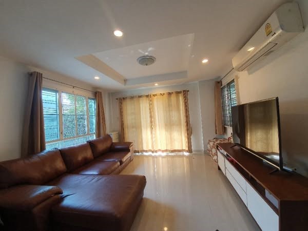 ให้เช่าบ้านเดี่ยวย่านดอนเมืองชวนชื่นโมดัส แจ้งวัฒนะ ใกล้สนามบินดอนเมือง3นอน3น้ำตกแต่งสวยแอร์เฟอร์ครบเช่า 26000บาท/เดือน ถ.แจ้งวัฒนะที่ตั้ง : 19 ถนนแจ้งวัฒนะ  ตำบลคลองเกลือ  อ.ปากเกร็ด  จ.นนทบุรี รายละเอียด-มี3ห้องนอน3ห้องน้ำ-แอร์3เครื่อง เฟอร์นิเจอร์ครบ-เนื้อที่57ตารางวา 200ตารางเมตร-มีสระว่ายน้ำ/ฟิตเสนในโครงการ-ใกล้สนามบินดอนเมือง***ราคาเช่าเดือนละ26,000บาท***ติดต่อค