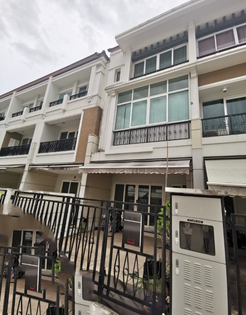 ให้เช่าทาวน์โฮมบ้านกลางกรุงพระราม3 ขนาด 3 ชั้น ใกล้เซ็นทรัลพระราม3 ถนนพระรามที่3 เขตยานนาวาที่ตั้ง : บ้านกลางกรุงพระราม3  แขวงช่องนนทรี  เขตยานนวา กรุงเทพฯ 10120รายละเอียด :-ทาวน์โฮม 3 ชั้น เนื้อที่ 20 ตรว.พื้นที่ใช้สอย 200 ตารางเมตร -มี 3 ห้องนอน 3 ห้องน้ำ 1 ห้องครัวไทย-ยุโรป-ตกแต่งสวย เฟอร์นิเจอร์ Built in พร้อมเครื่องใช้ไฟฟ้าครบ -เช่น ทีวี ตู้เย็น เครื่องซักผ้า เครื่องล้างจาน 