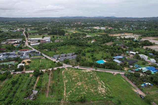 ขายที่ดินห้วยใหญ่ ทำเลดี ขนาด 2 ไร่ 3 งาน 14 ตรว. ผังสีส้ม เหมาะทำโกดัง คลังสินค้า โลจิสติก อุตสาหกรรมบางประเภทโทร. 095-196-4242 (คุณจุ๊)Line ID : jll689FB page : https://www.facebook.com/ChulaluckHomeliving/รายละเอียด- หน้ากว้าง 65 เมตร ลึก 82 เมตร- แปลงที่ดินติดถนนคอนกรีตทั้งสองด้าน ที่ดินถมแล้ว- น้ำประปา ไฟฟ้า 3 เฟส หน้าที่ดิน รวมถึง ระบบท่อระบายน้ำสาธารณะ- ใช้เวลาเดินทางไปท่าเรือแหลมฉบัง 35 นาทีราคา 19,000,000 บาทค่าใช้จ่าย 