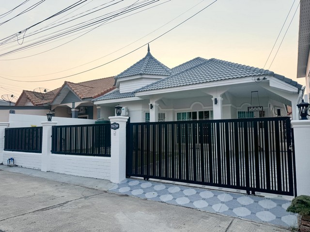 AOM 1661????บ้านเดี่ยว 54ตรว. ซอยเนินพลับหวาน 3 นอน 2 น้ำ ตกแต่งครบ หิ้วกระเป๋าเข้าอยู่ได้เลย เฟอร์นิเจอร์และของตกแต่งให้ทุกชิ้นตามรูป ใกล้ถนนสุขุมวิทพัทยากลาง  ใกล้เซเว่น ใกล้ธนาคาร ใกล้โรงเรียน ราคา  3,790,000 บาทพร้อมชุดตู้โชว์ชั้นวางทีวี 3 เมตรชุดโซฟาแอร์ 4 เครื่อง  ห้องนั่งเล่น,ห้องนอนทุกห้องตู้เย็นขนาดใหญ่ 13.9คิวเครื่องทำน้ำอุ่น 2 เครื่องปั้มน้ำ+ถังสำรองน้ำชุดโต๊ะอ