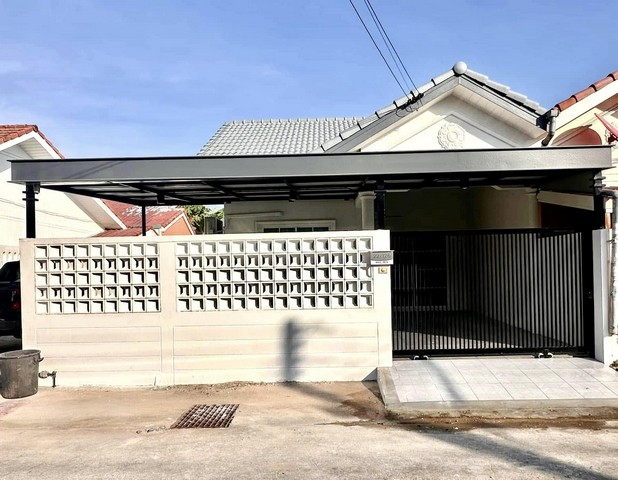 AOM 1660พิกัด: ซอยเขาน้อย-พัทยา ใกล้ห้างเดอะชิลล์ ราคา: 2.79 ล้านบาทเนื้อที่: 32 ตารางวา 2 ห้องนอน 2 ห้องน้ำ 1 ห้องนั่งเล่น 1 ห้องครัว 1 ที่จอดรถในบ้าน ส่วนกลางสระว่ายน้ำ ระบบรักษาความปลอดภัย (รปภ.)ผ้าม่านทั้งหลังแอร์ 3 เครื่องเฟอร์นิเจอร์ชุดห้องนอน 2 ชุดโซฟาห้องรับแขกโต๊ะทานอาหารเคาน์เตอร์ครัวพร้อมซิงค์ล้างจานเตาแก๊ส+ฮูสดูดควันปูหญ้ารอบบ้านติดต่อขอรูปและรายละเอียดเ