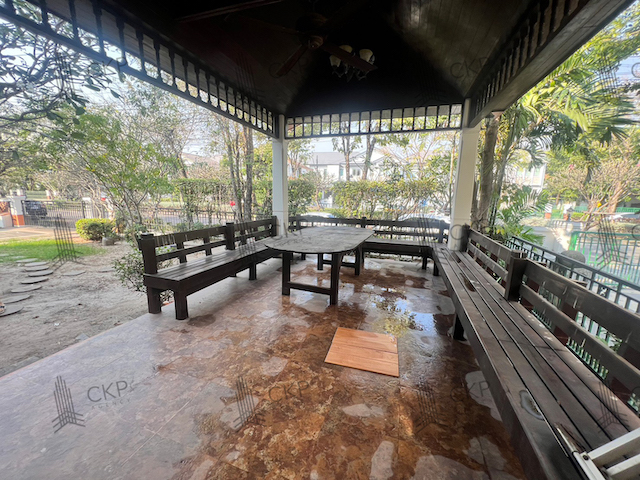 ขาย บ้านเดี่ยว มัณฑนา อ่อนนุช-วงแหวน (สุขาภิบาล 2) พื้นที่รอบบ้านกว้าง ร่มรื่น พร้อมเฟอร์นิเจอร์ ติดถนนหลักของหมู่บ้าน