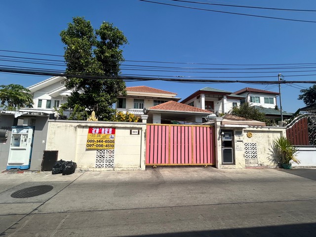 ขายบ้านเดี่ยว 2 ชั้น 100 ตารางวา   ซอย รัชดาฯ 42 แยก 11  จอดรถได้ 3คัน เดินทางเข้าออกได้หลายเส้นทาง    ZJ154 