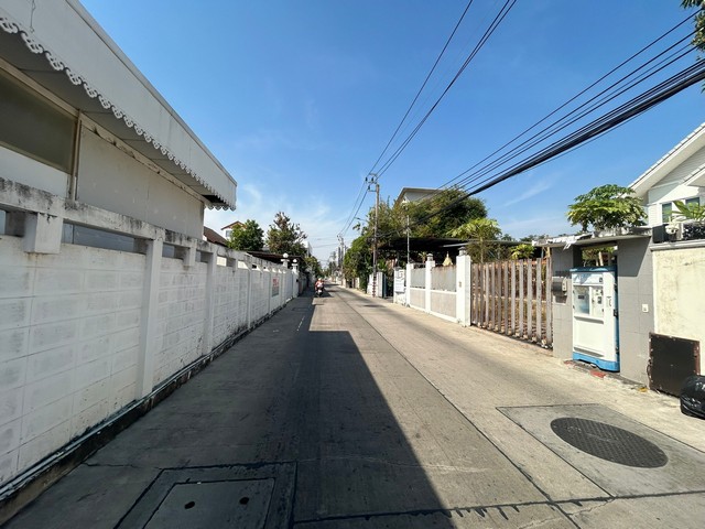 ขายบ้านเดี่ยว 2 ชั้น 100 ตารางวา   ซอย รัชดาฯ 42 แยก 11  จอดรถได้ 3คัน เดินทางเข้าออกได้หลายเส้นทาง    ZJ154